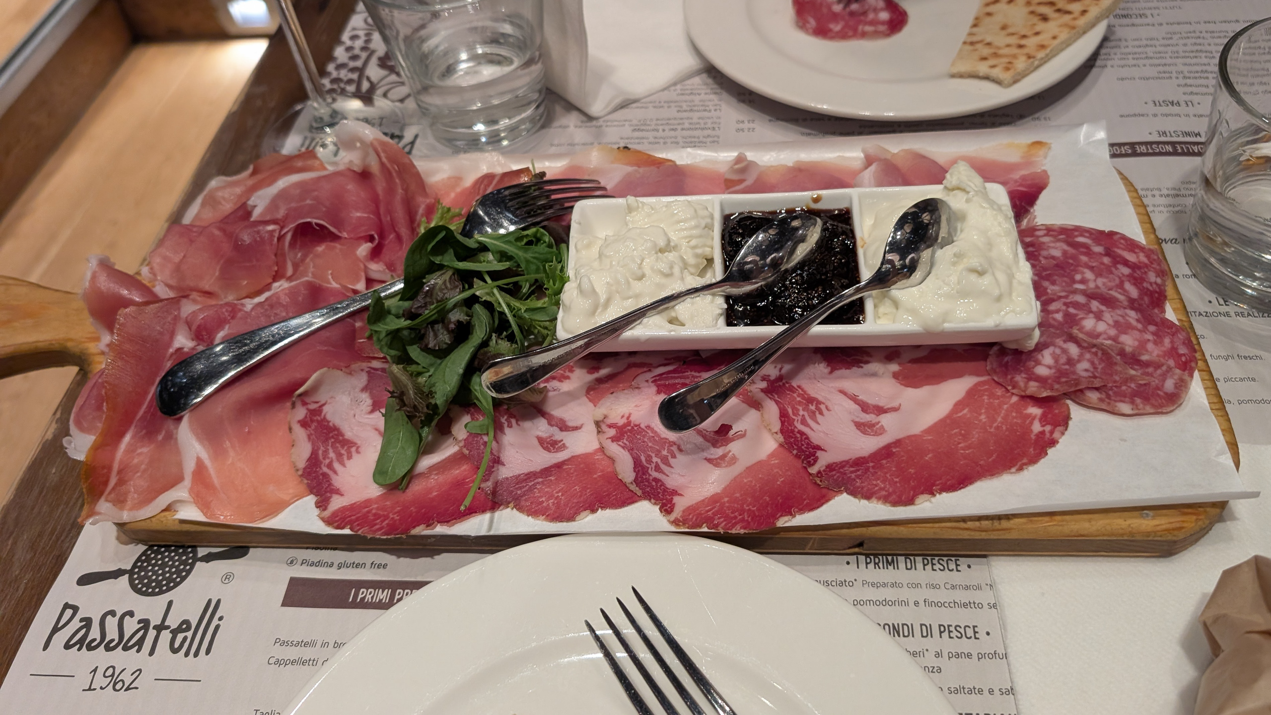 Osteria Passatelli – Brett mit Schinken, Salami und Squacquerone